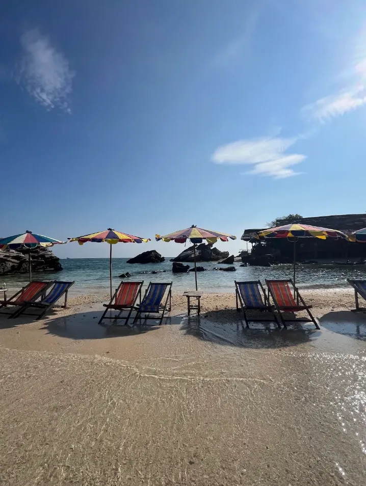 Svalka av sig i vattnet i Thailand