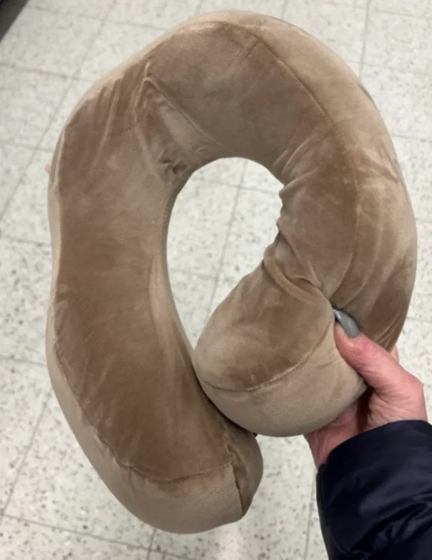 Sitta bekvämt med nackkudde på resor